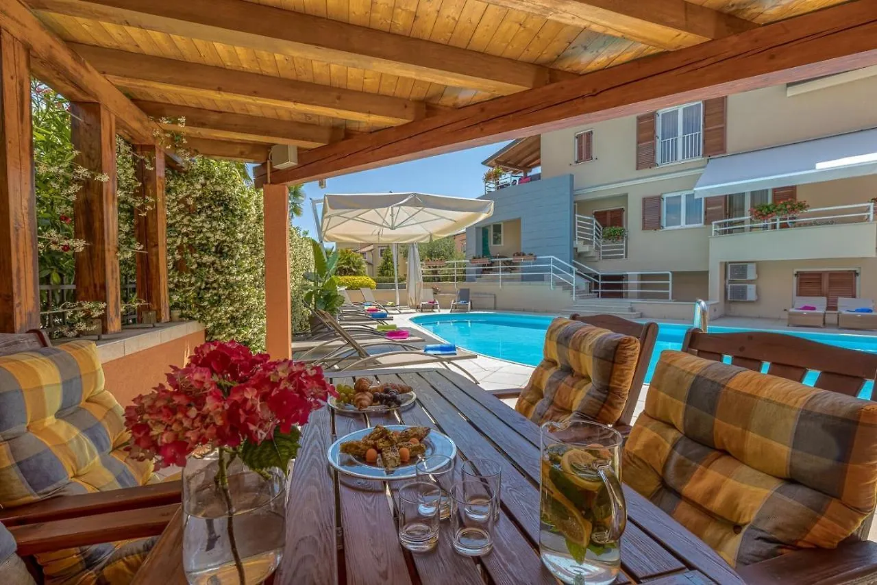 Apartment Complex Irena With Pool Poreč 4*,